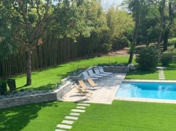 piscina con solarium